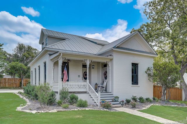 109 W Evergreen St, Boerne, TX 78006