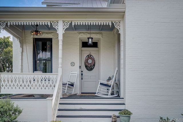 109 W Evergreen St, Boerne, TX 78006