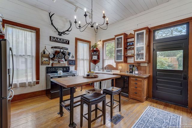 109 W Evergreen St, Boerne, TX 78006