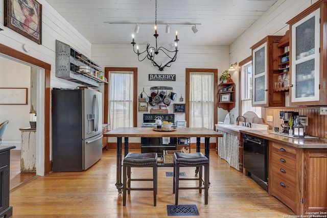 109 W Evergreen St, Boerne, TX 78006