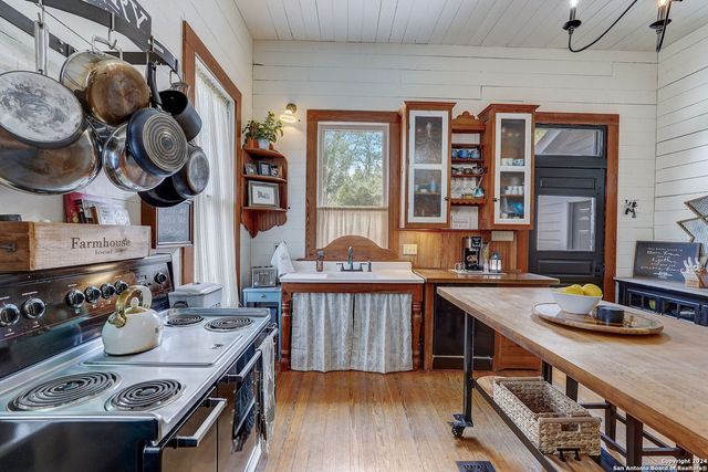 109 W Evergreen St, Boerne, TX 78006