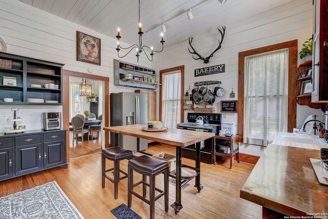 109 W Evergreen St, Boerne, TX 78006