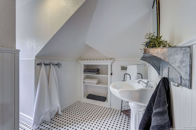 109 W Evergreen St, Boerne, TX 78006