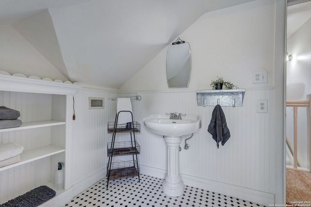 109 W Evergreen St, Boerne, TX 78006