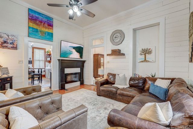 109 W Evergreen St, Boerne, TX 78006