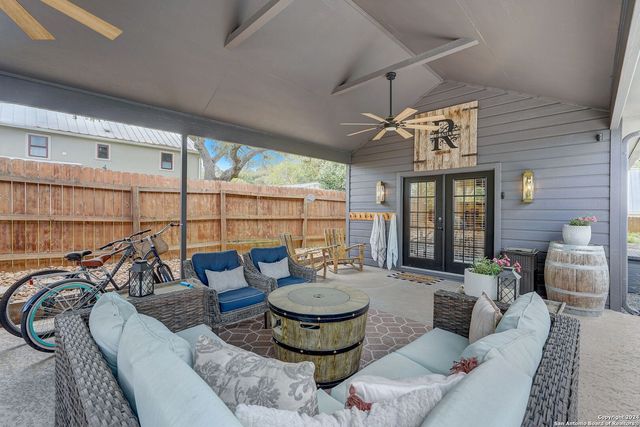 109 W Evergreen St, Boerne, TX 78006