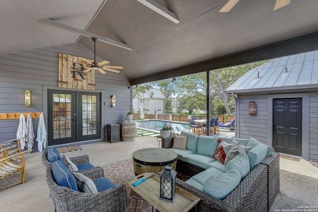 109 W Evergreen St, Boerne, TX 78006