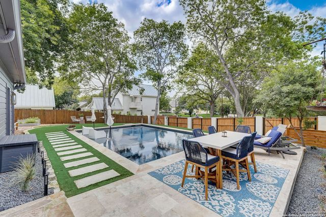 109 W Evergreen St, Boerne, TX 78006