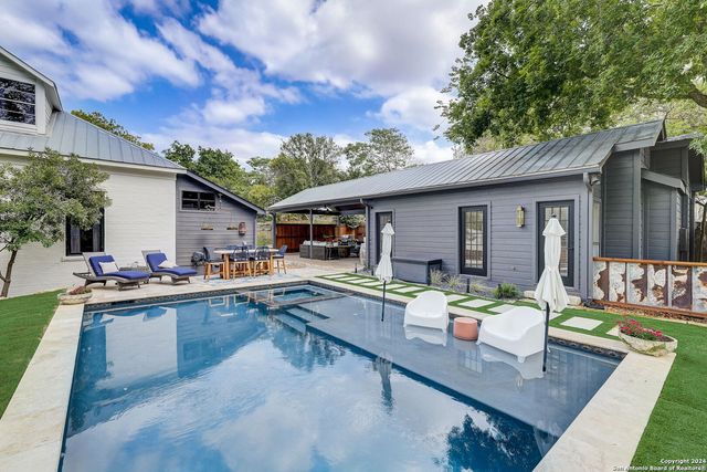 109 W Evergreen St, Boerne, TX 78006