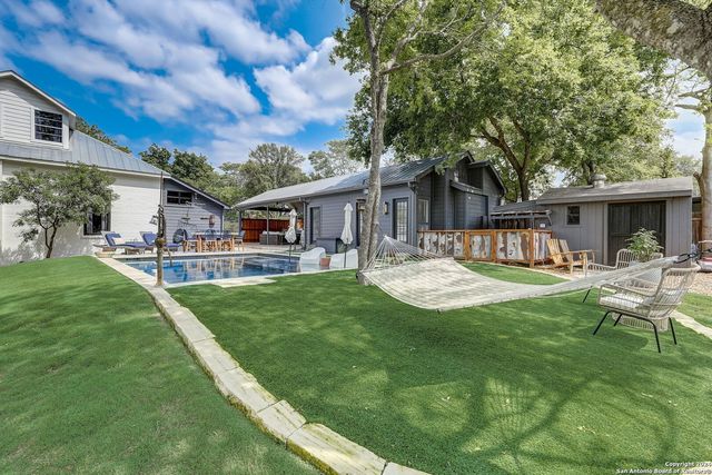 109 W Evergreen St, Boerne, TX 78006