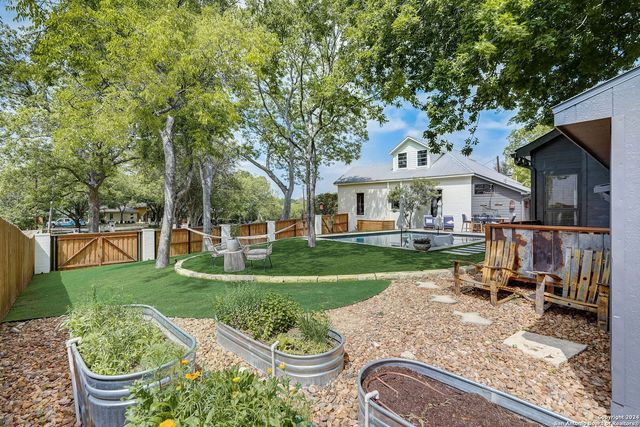 109 W Evergreen St, Boerne, TX 78006