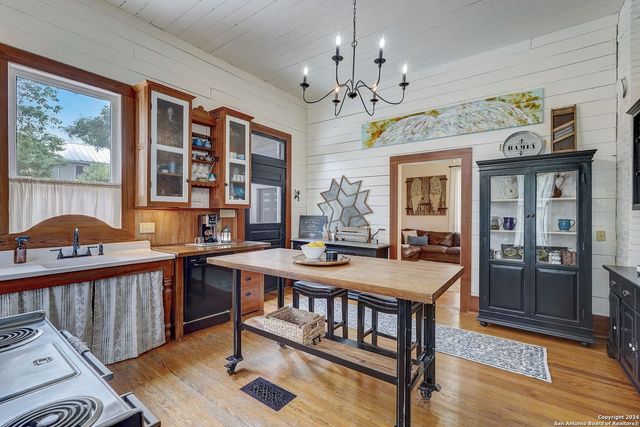 109 W Evergreen St, Boerne, TX 78006