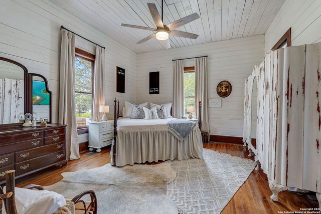 109 W Evergreen St, Boerne, TX 78006