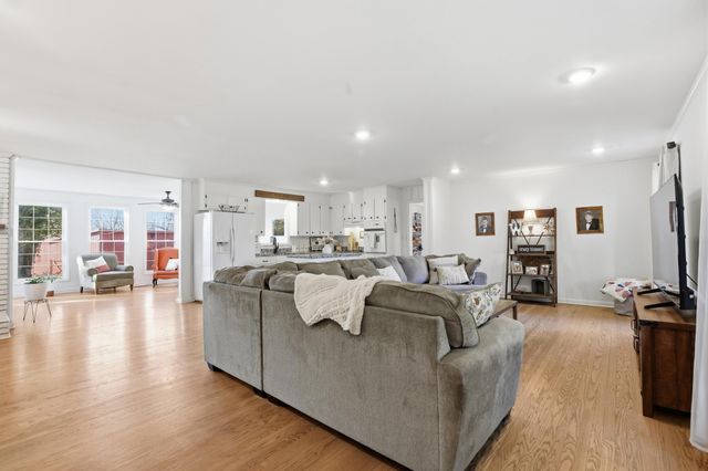 6498 N Mount Pleasant Rd, Greenbrier, TN 37073