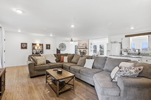 6498 N Mount Pleasant Rd, Greenbrier, TN 37073