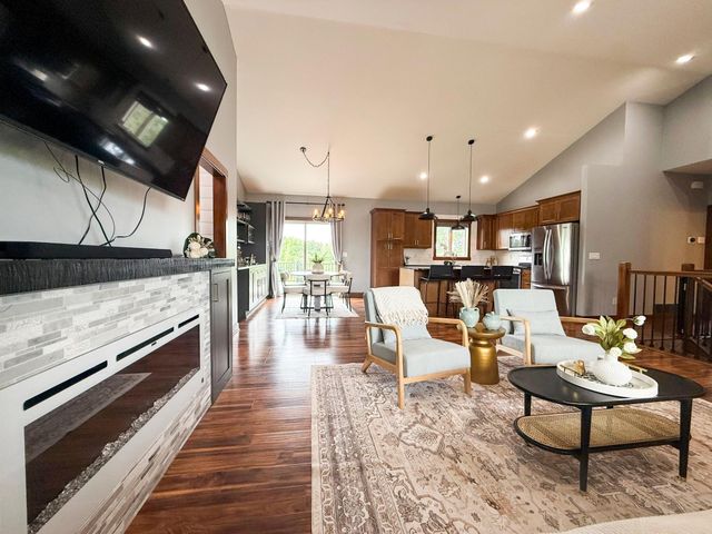 3927 Stone Point Drive NE, Rochester, MN 55906