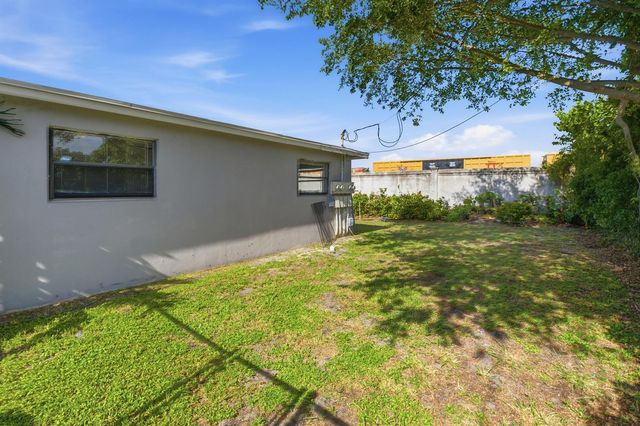 2001 A E Isaacs Avenue 2007, West Palm Beach, FL 33407