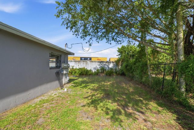 2001 A E Isaacs Avenue 2007, West Palm Beach, FL 33407