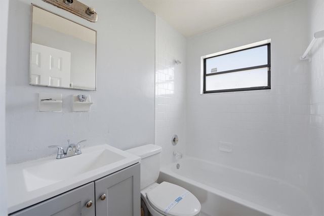2001 A E Isaacs Avenue 2007, West Palm Beach, FL 33407