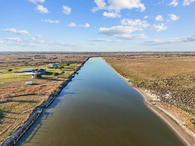 9850 S Redfish Drive, Hitchcock, TX 77563