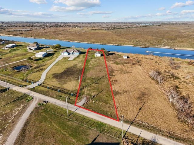 9850 S Redfish Drive, Hitchcock, TX 77563