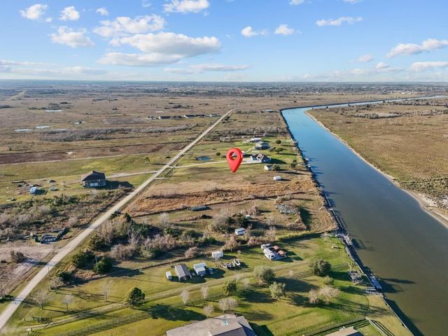 9850 S Redfish Drive, Hitchcock, TX 77563