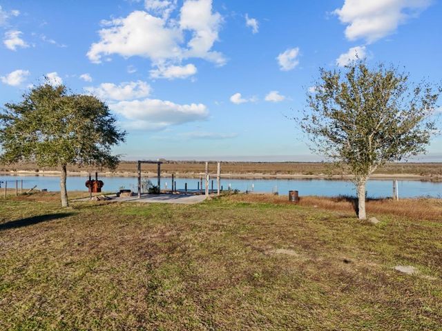 9850 S Redfish Drive, Hitchcock, TX 77563