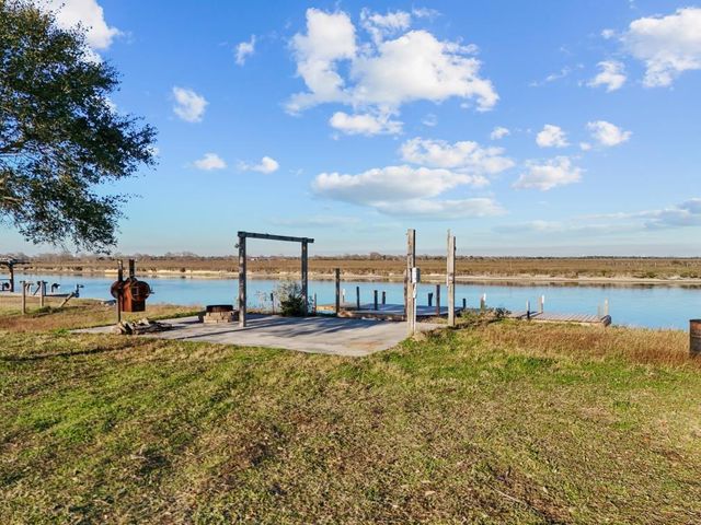 9850 S Redfish Drive, Hitchcock, TX 77563