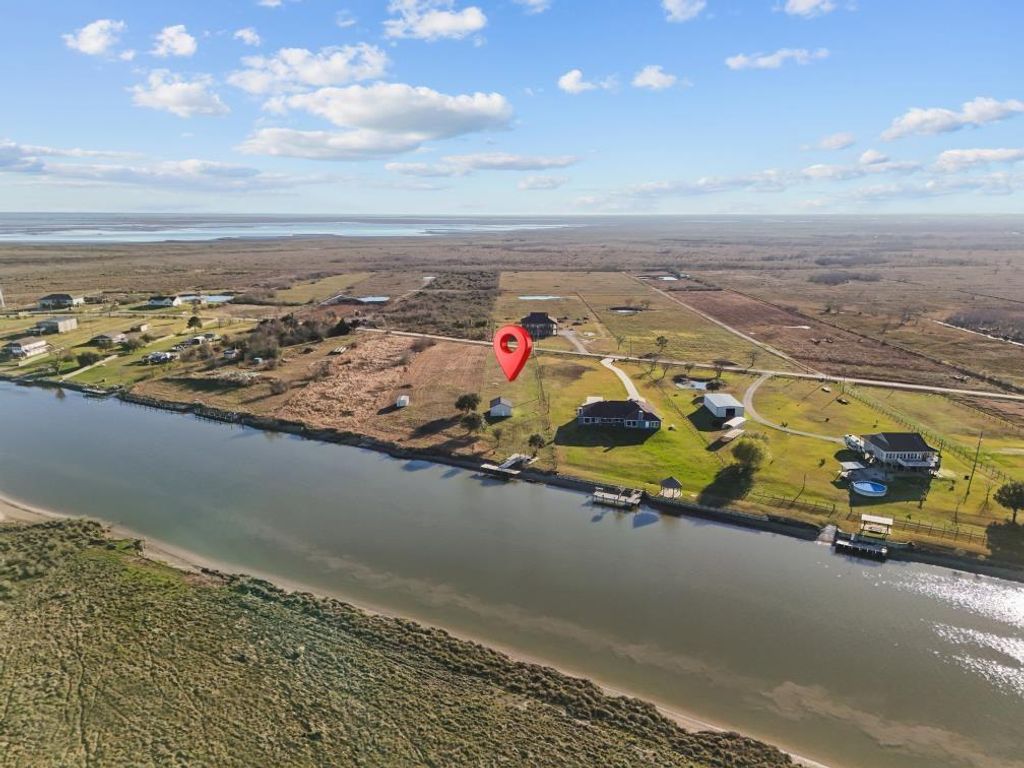 9850 S Redfish Drive, Hitchcock, TX 77563