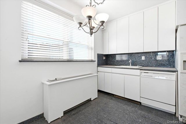 70-20 108 Street 6K, Forest Hills, NY 11375