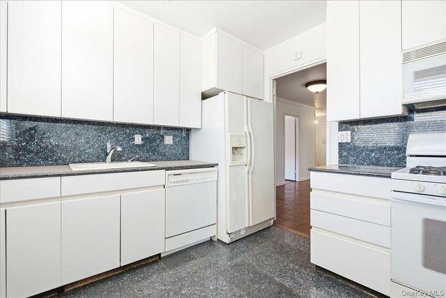 70-20 108 Street 6K, Forest Hills, NY 11375