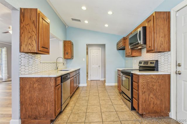 4900 S Juniper Avenue E, Broken Arrow, OK 74011