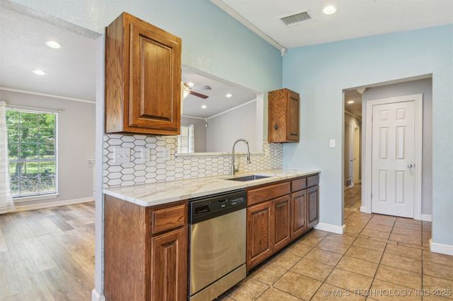 4900 S Juniper Avenue E, Broken Arrow, OK 74011