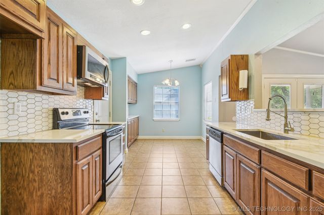 4900 S Juniper Avenue E, Broken Arrow, OK 74011