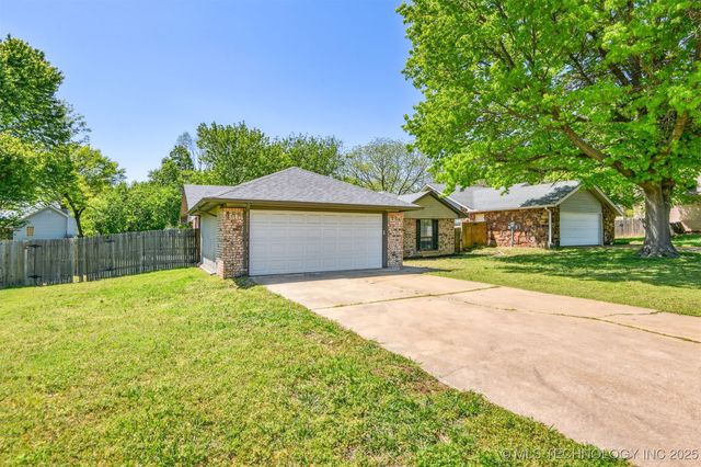 4900 S Juniper Avenue E, Broken Arrow, OK 74011