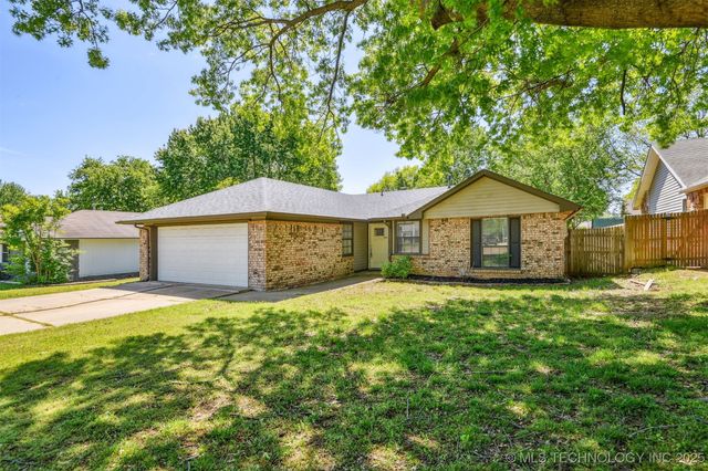 4900 S Juniper Avenue E, Broken Arrow, OK 74011