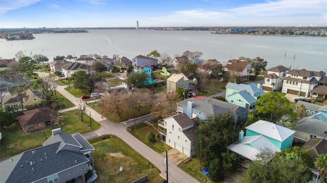 131 Oak Road, Clear Lake Shores, TX 77565