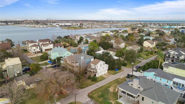 131 Oak Road, Clear Lake Shores, TX 77565