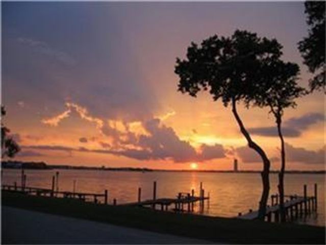 131 Oak Road, Clear Lake Shores, TX 77565