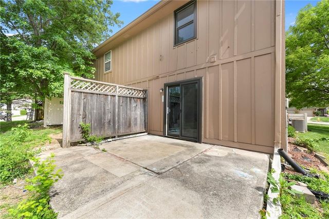 230 SW Pinetree Lane, Lee's Summit, MO 64063