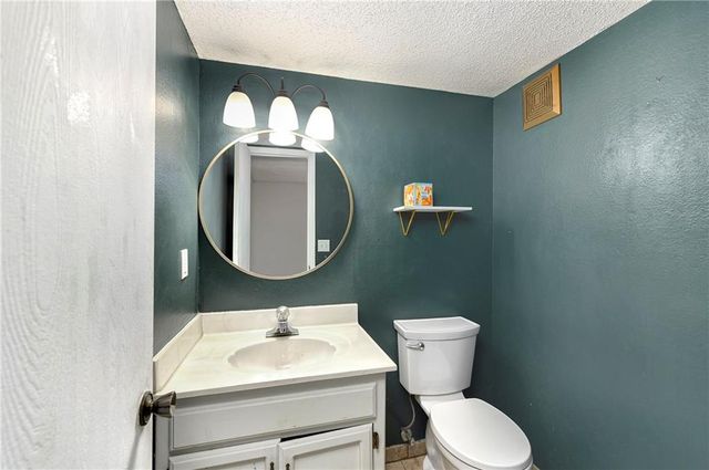 230 SW Pinetree Lane, Lee's Summit, MO 64063