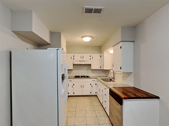 104 Jill Ann Drive, Burleson, TX 76028