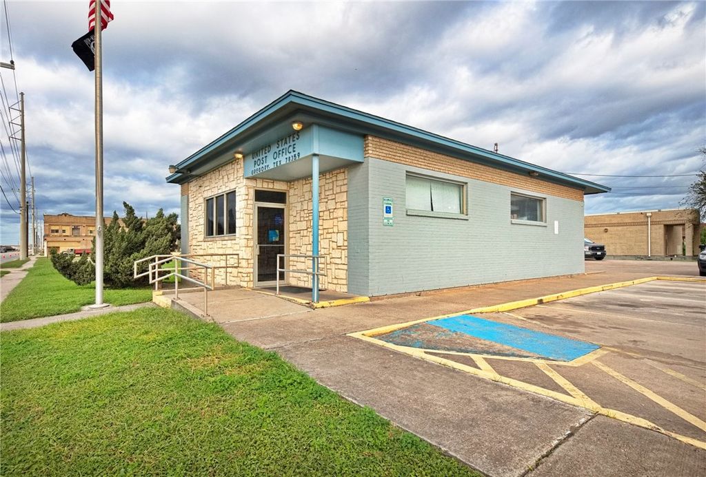 102 W 4th St, Gregory, TX 78359 — exterior
