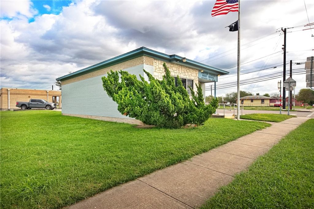102 W 4th St, Gregory, TX 78359 — photo 2
