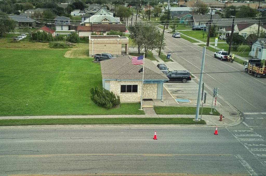 102 W 4th St, Gregory, TX 78359 — photo 3