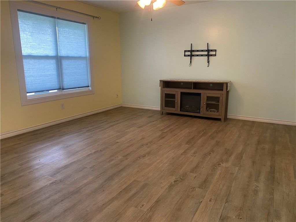 1110 N Doughty St, Rockport, TX 78382 — photo 2