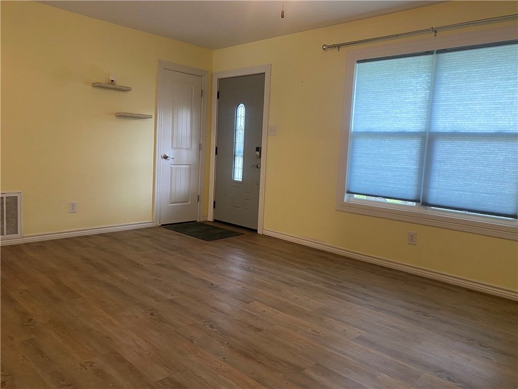 1110 N Doughty St, Rockport, TX 78382 — photo 3