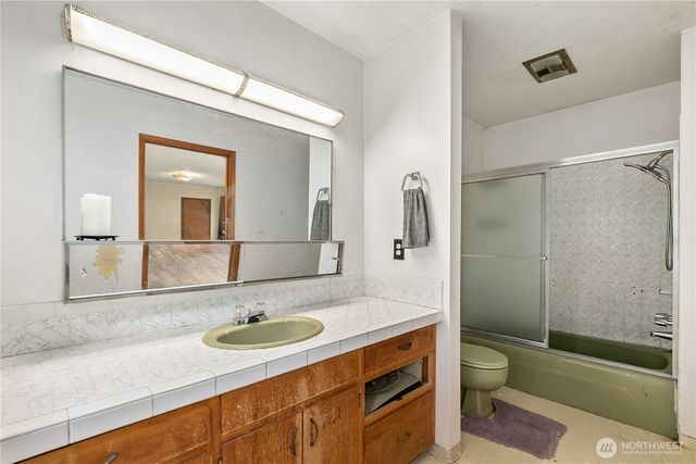215 99th Street E, Tacoma, WA 98445
