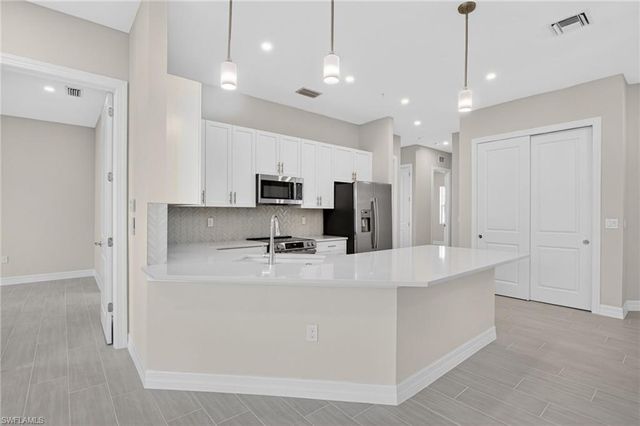 286 Indies DR E 202, Naples, FL 34114