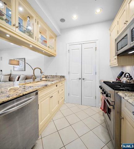 277 Grand Street 211, Jersey City, NJ 07302